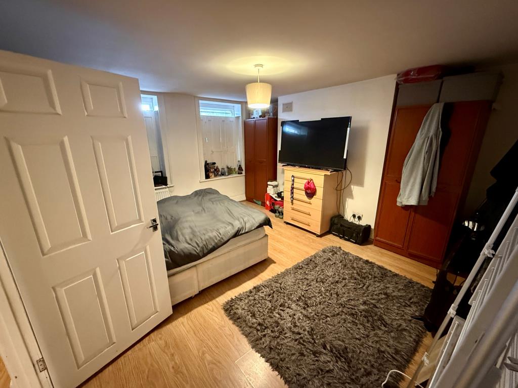 Lot: 138 - LICENSED FIVE-BEDROOM HMO WITH ADDITIONAL SELF-CONTAINED FLAT - Self-contained flat bedroom/living room